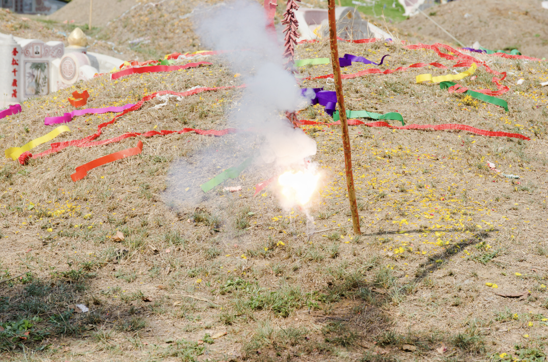 墳地施放鞭炮與彩帶祭祀場景 墳地施放鞭炮與彩帶祭祀場景